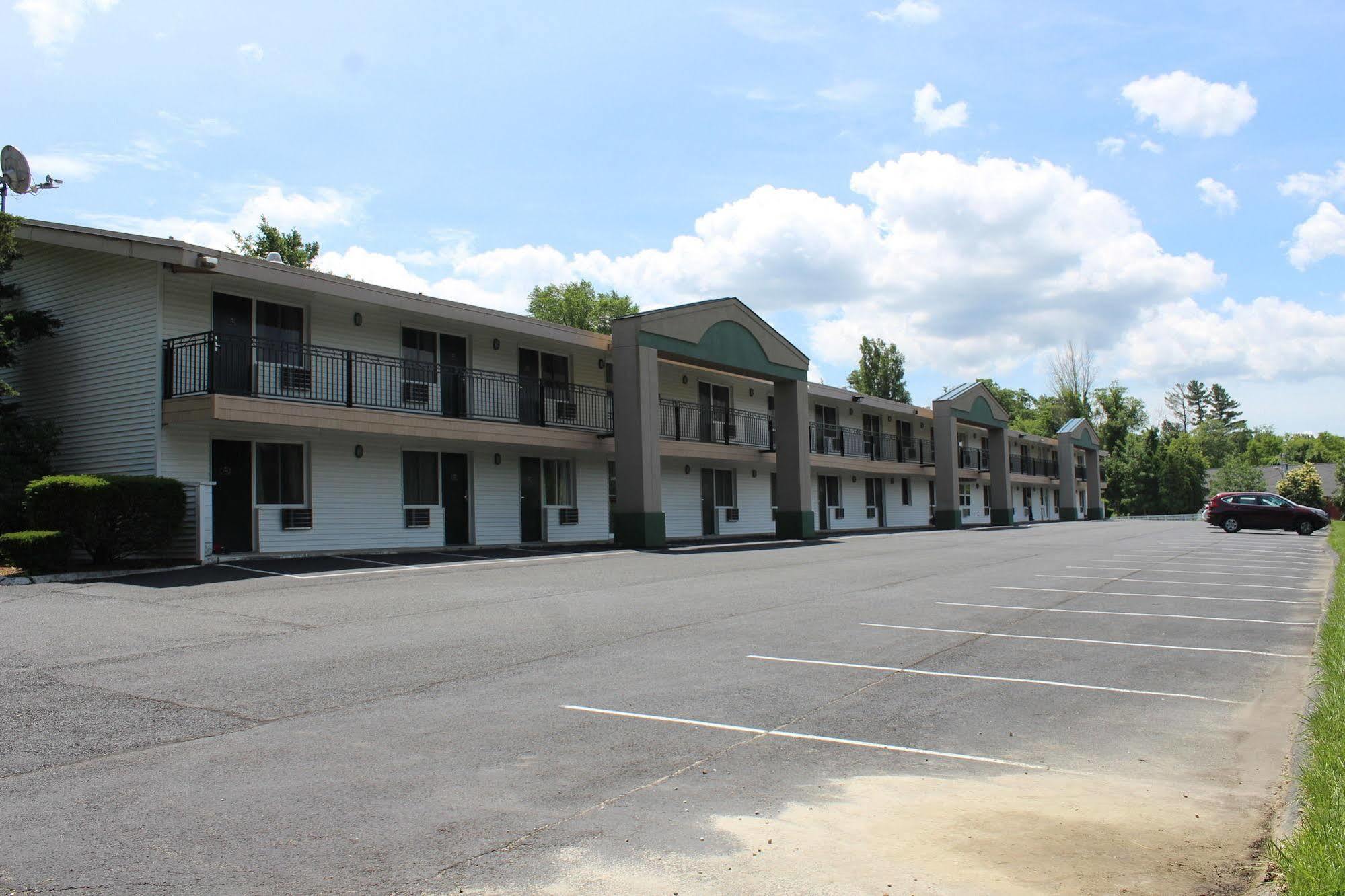 Days Inn By Wyndham Lenox Ma Bagian luar foto
