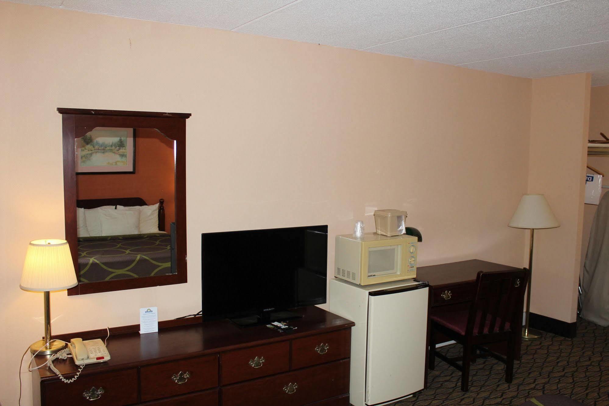 Days Inn By Wyndham Lenox Ma Bagian luar foto