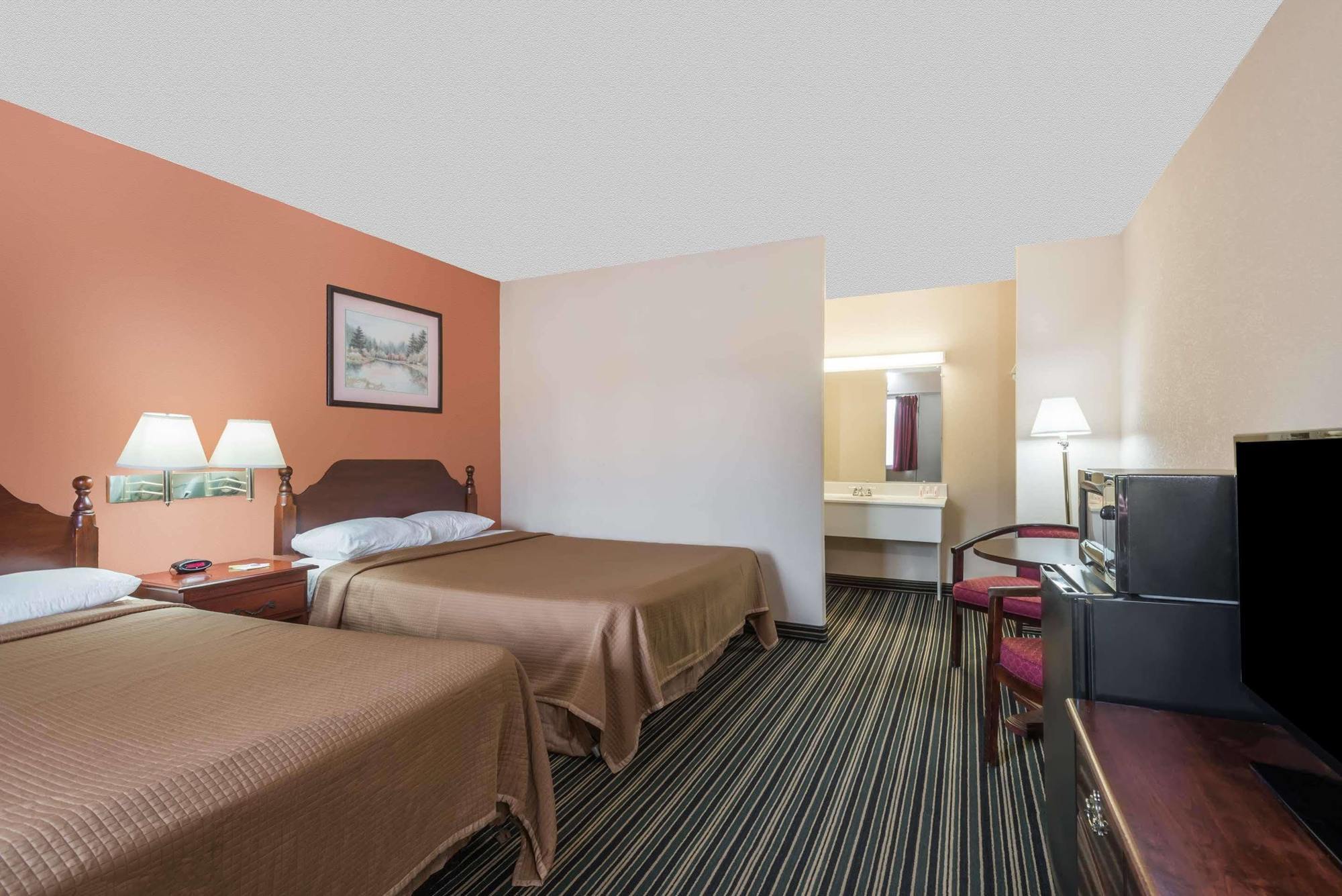 Days Inn By Wyndham Lenox Ma Bagian luar foto