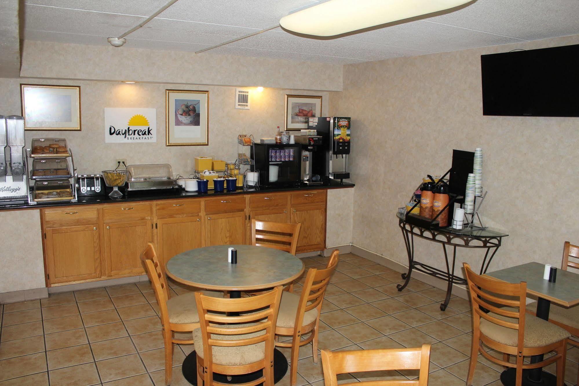 Days Inn By Wyndham Lenox Ma Bagian luar foto