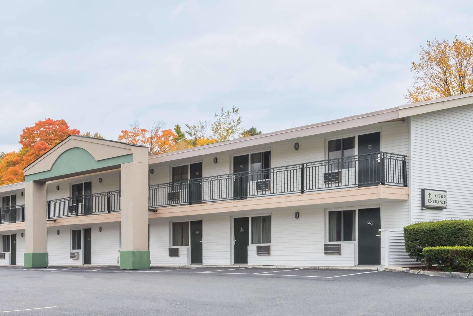 Days Inn By Wyndham Lenox Ma Bagian luar foto