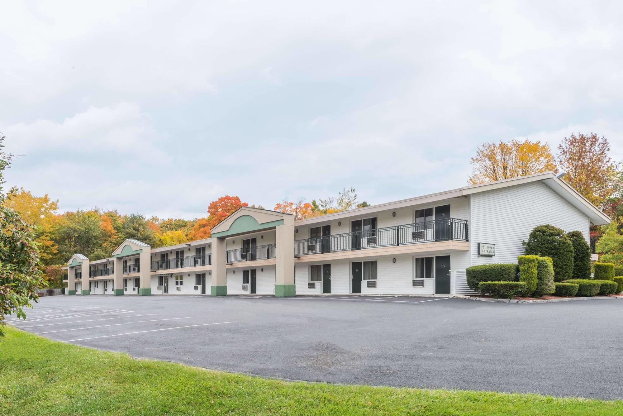 Days Inn By Wyndham Lenox Ma Bagian luar foto